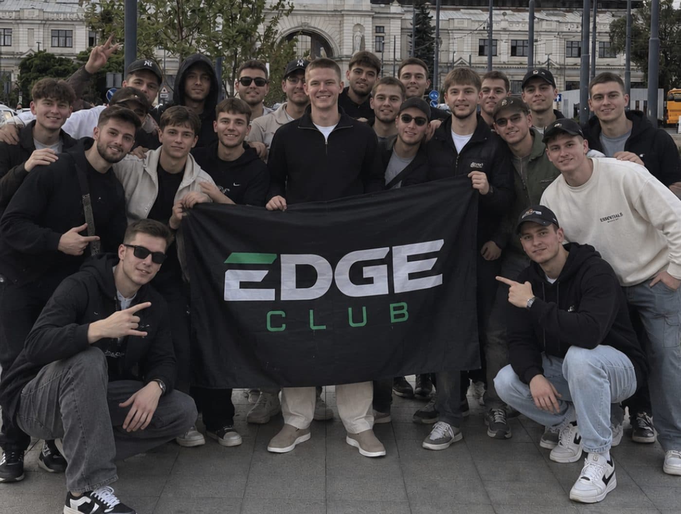 Учасники EDGE CLUB із прапором клубу на зустрічі в місті