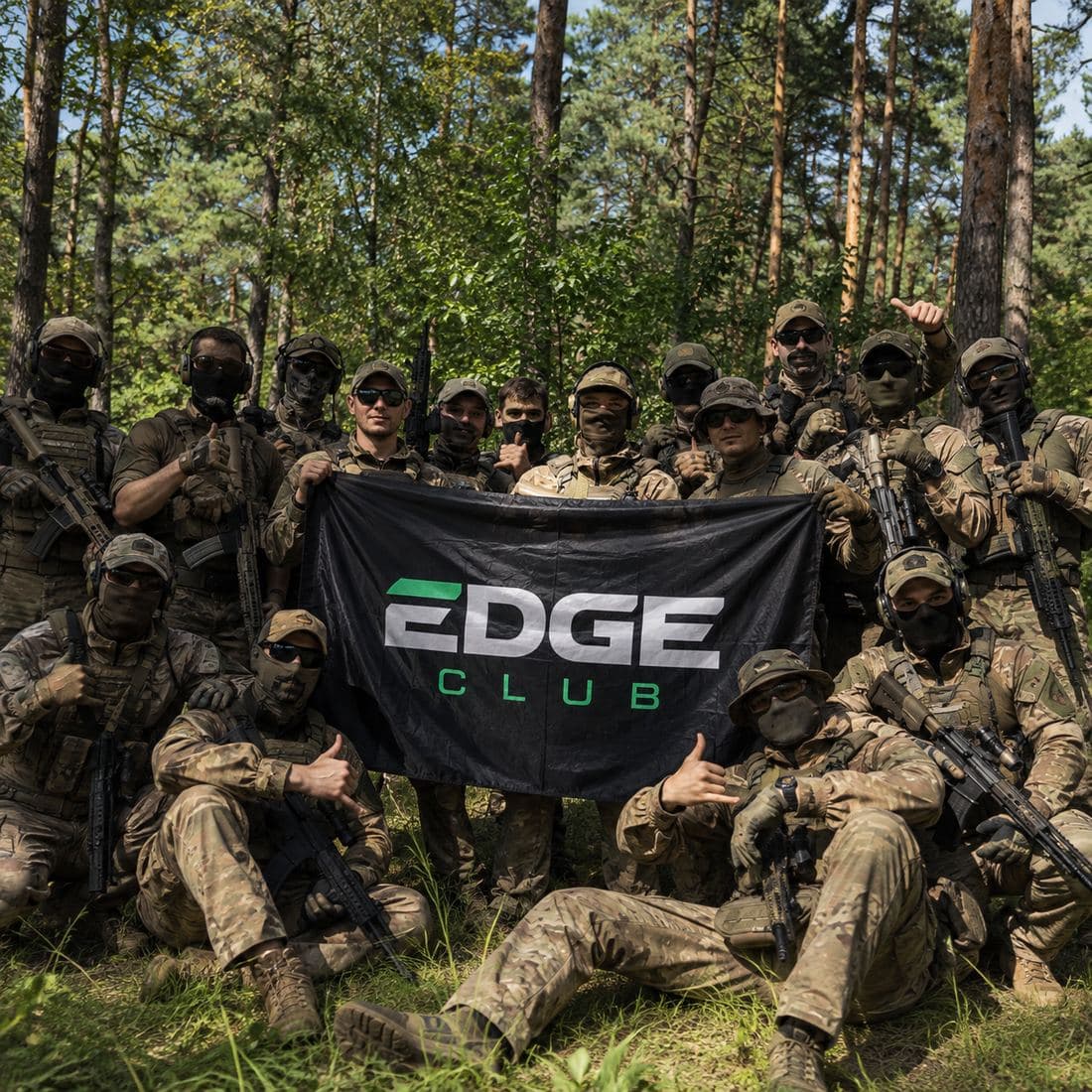 Учасники EDGE CLUB на спільному виїзді: страйкбол у лісі, прапор клубу